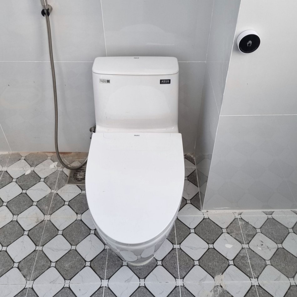 Bồn cầu INAX 1 khối ACT-902VN xả cảm ứng tự động